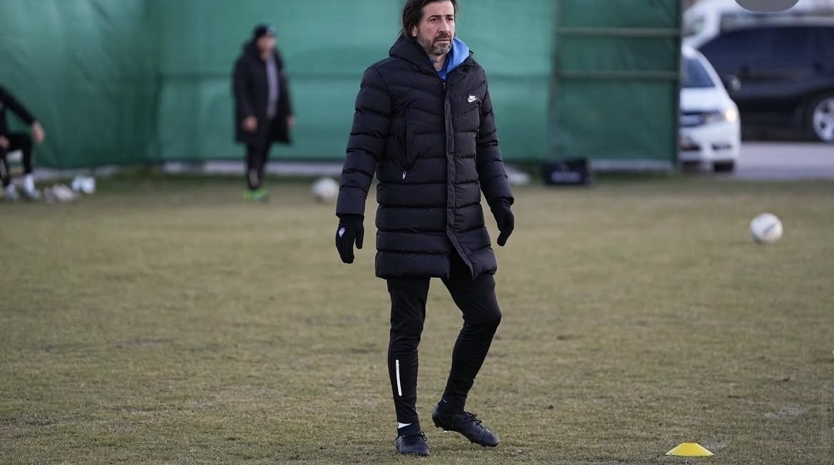 Serdar Hoşhan antrenmanı gözlemlerken