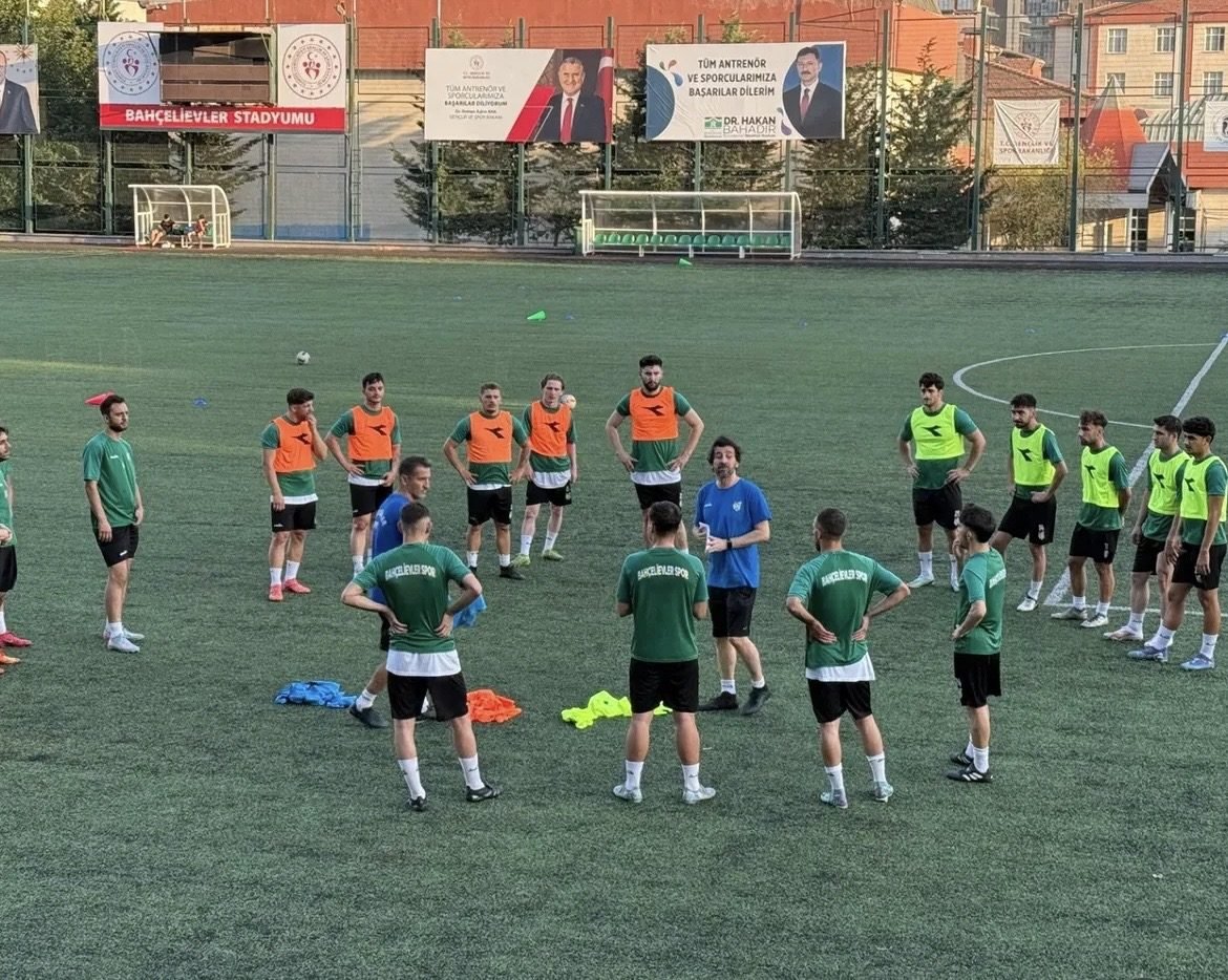 Serdar Hoşhan Bahçelievler Spor antrenmanında takıma talimat veriyor