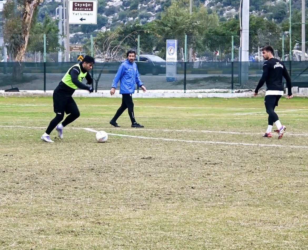 Serdar Hoşhan Demre Futbol Sahası antrenmanı