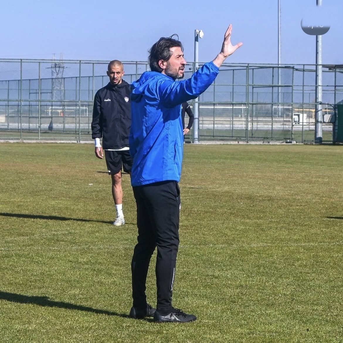 Serdar Hoşhan futbol antrenmanında saha içi yönetim