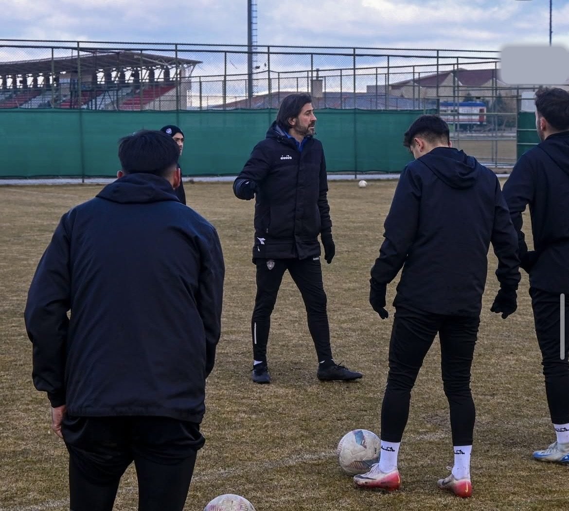 UEFA A futbol antrenörü Serdar Hoşhan oyunculara talimat veriyor