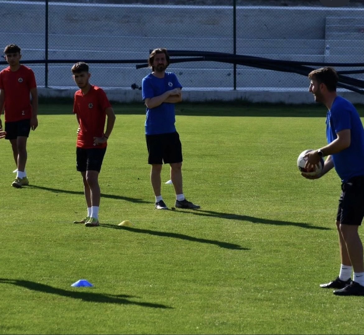 Serdar Hoşhan gençlerle futbol antrenmanı