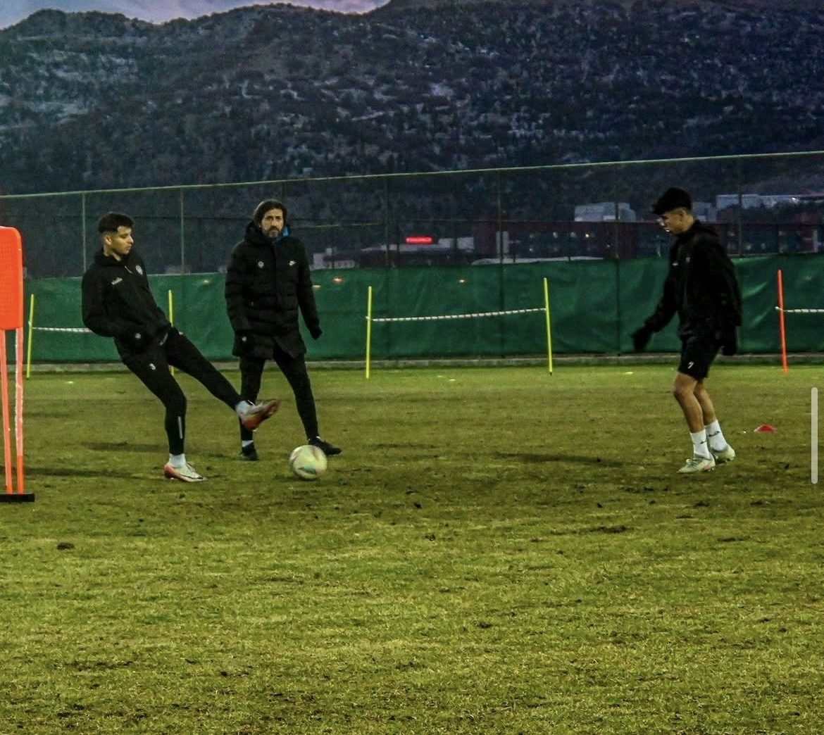 Serdar Hoşhan kış antrenmanında saha çalışması