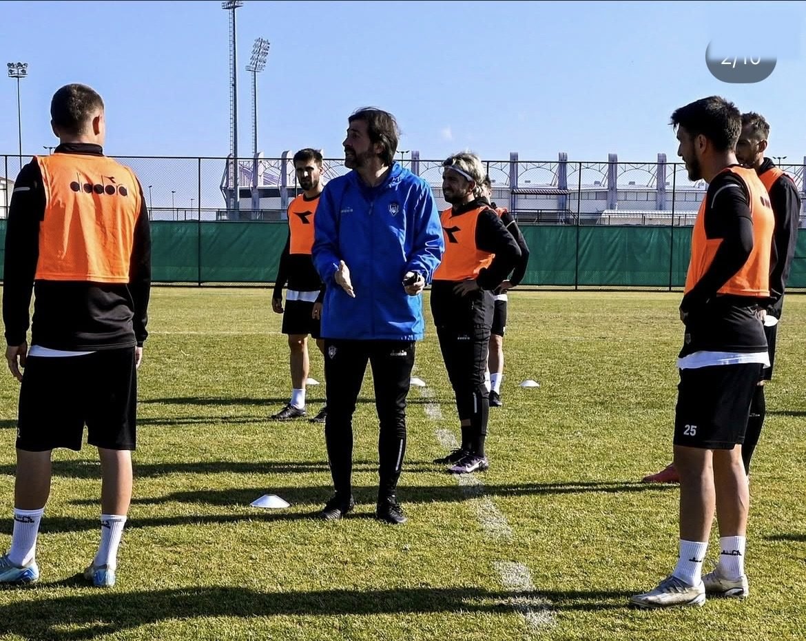 Serdar Hoşhan antrenmanda oyunculara talimat verirken