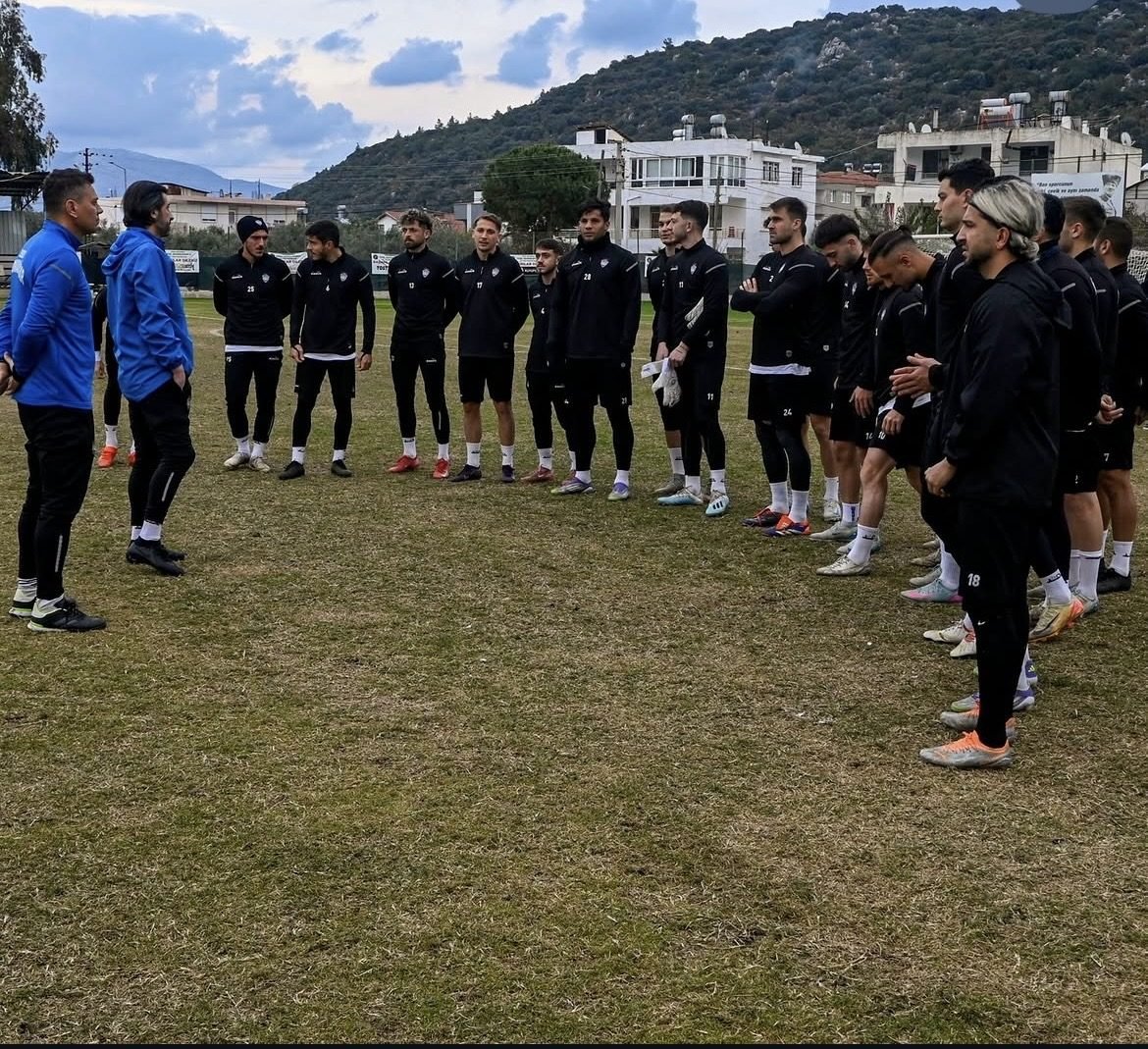 Serdar Hoşhan takıma antrenman brifingi verirken