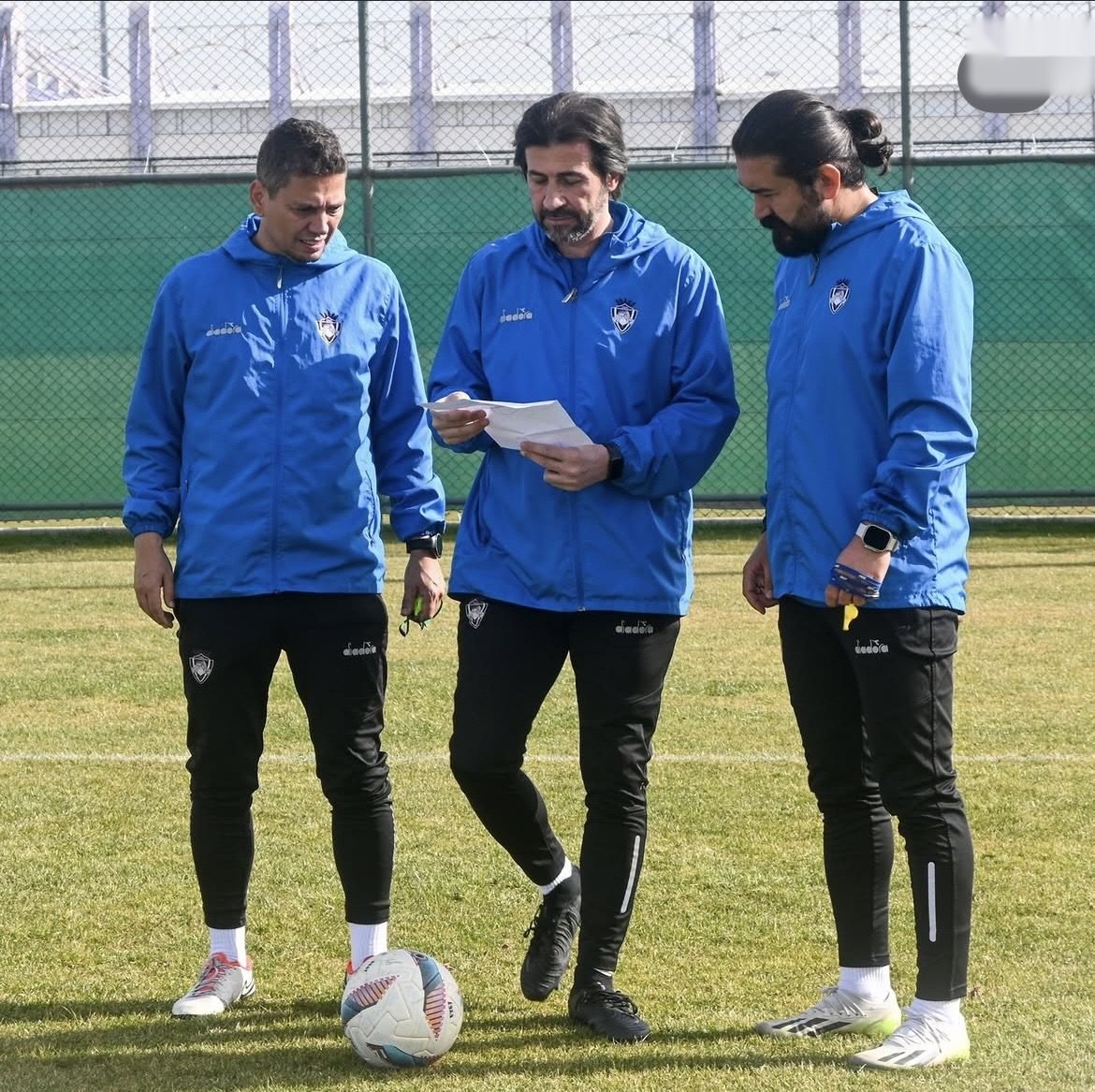 Serdar Hoşhan teknik ekiple taktik plan çalışması